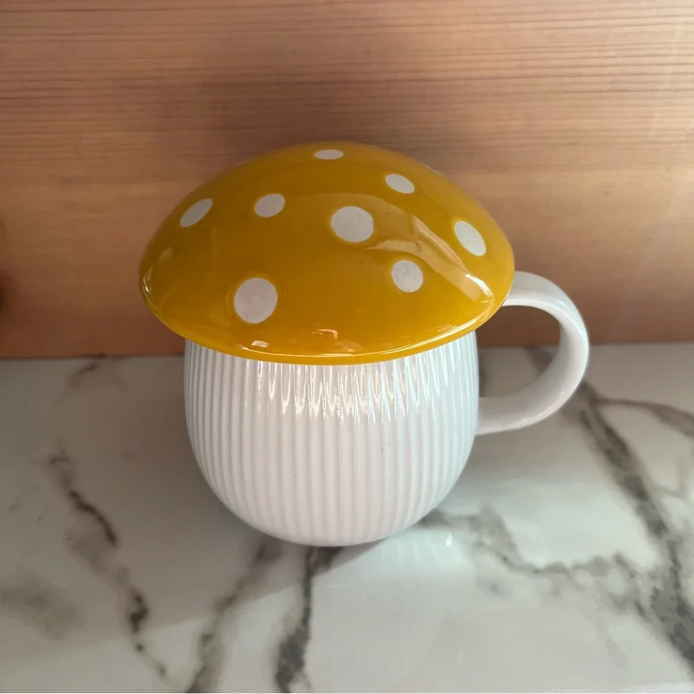 New World Market Yellow & White Polka Dot Mushroom Lid Lidded Coffee Cup Tea Mug